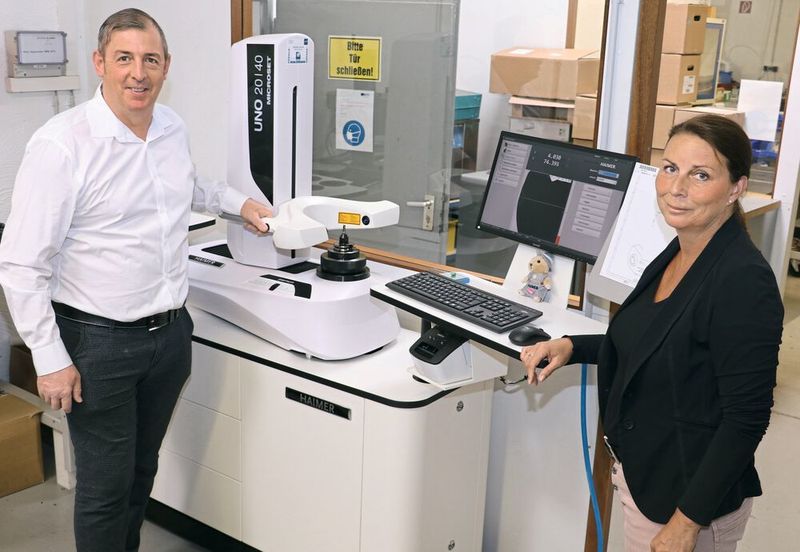 Dagmar Wirtz und Gerd Jungen: «Mit der Investition in das Werkzeugvorein­stellgerät Microset Uno premium die Digitalisierung in der Fertigung einen  grossen Schritt vorangebracht.» (Haimer/Dihawag)