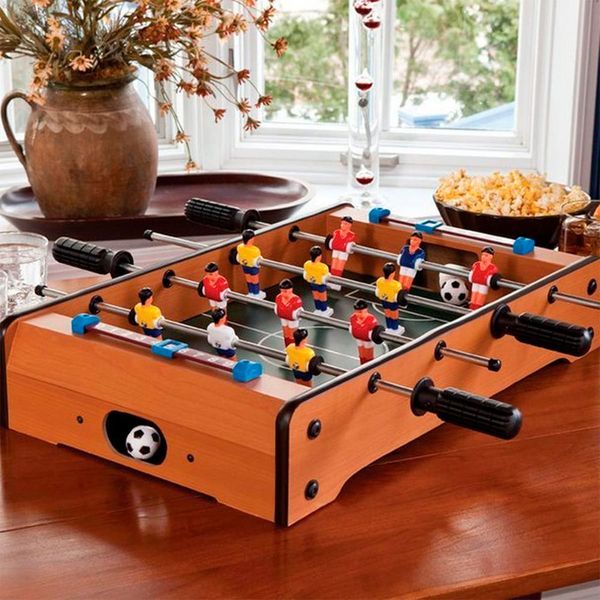 Radbag.de bietet für 29,95 Euro einen Tischkicker an. Damit überstehen Fußball-Fans auch die Halbzeit gut!  (radbag.de)