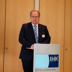 Oliver Freitag, Bereichsleiter Innovation und Umwelt der IHK Würzburg-Schweinfurt, ist überzeugt: "In zehn Jahren hat VR den PC Markt eingeholt."(Bild:  Schreier)