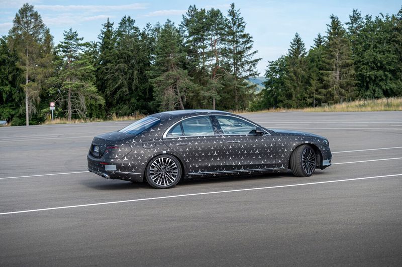 Dank Allradlenkung ist die neue S-Klasse ähnlich wendig wie ein Kompakter; der Wendekreis soll im Idealfall elf Meter betragen. (Bild: Daimler)