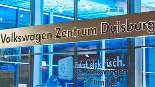 Bei Nacht: Das Volkswagen-Zentrum der Tiemeyer-Gruppe in Duisburg. (Christine Winkler)