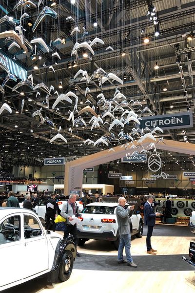 Apropos Citroën: Wie man den Doppelwinkel zu Kleiderbügeln umfunktioniert, hat der Hersteller selbst gezeigt. (Wehner / »kfz-betrieb«)