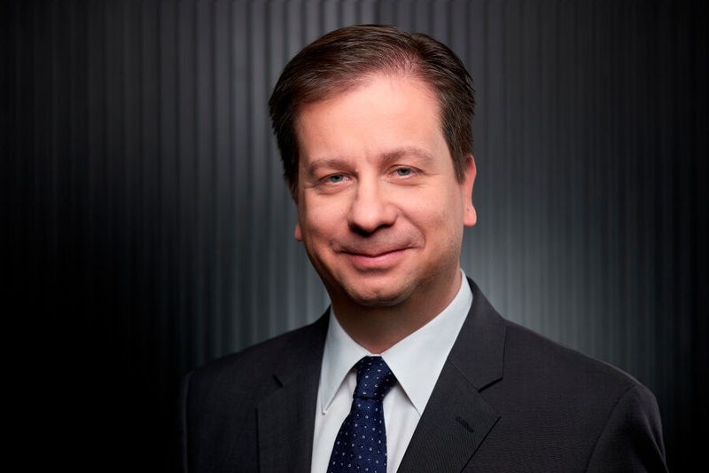 SAP Finanzvorstand Luka Mucic bleibt bis Ende März 2026 im Amt. Der Aufsichtsrat hat den Ende März 2021 auslaufenden Vertrag um weitere fünf Jahre verlängert.   Luka Mucic ist seit Juli 2014 Mitglied des SAP Vorstands und als Finanzvorstand unter anderem für den Finanzbereich und die administrativen Bereiche des Unternehmens verantwortlich. Der 48-Jährige begann seine berufliche Laufbahn bei SAP im Jahr 1996 in der Rechtsabteilung. Mucic hat einen gemeinschaftlichen Executive MBA-Abschluss der Mannheim Business School und der ESSEC Paris sowie ein erstes juristisches Staatsexamen der Universität Heidelberg. Außerdem hat er das zweite juristische Staatsexamen absolviert. (SAP)