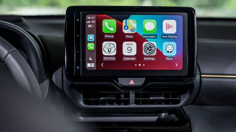 Das maximal neun Zoll große Infotainment ist auf der Mittelkonsole aufgesetzt. (Bild: Toyota)