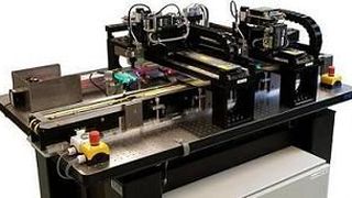 Der neue Sciflexarrayer S100 erfüllt die Anforderungen an die High-throughput-Produktion der meisten Bioarray-Formate.  (Bild: Scienion)