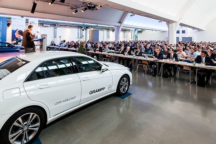 Insgesamt 665 Teilnehmer informierten sich in Würzburg über Themen wie die Verbindlichkeit von Gutachten oder die Reparatur mit Gebrauchtteilen. (Stefan Bausewein)