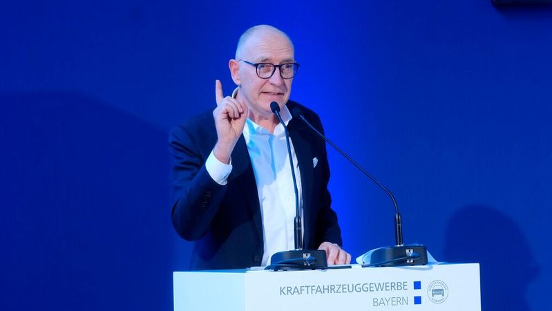 Günter Friedl, Präsident des bayerischen Kfz-Gewerbes, (hier beim Verbandstag im November 2024) möchte nicht als Spalter verstanden werden. Dem Verband gehe es allein um die Interessen seiner vielen Mitglieder. Für den ZDK sieht er neben dem ZVK eine Zukunft als starker Verband.(Bild:  Holger Zietz - VCG)