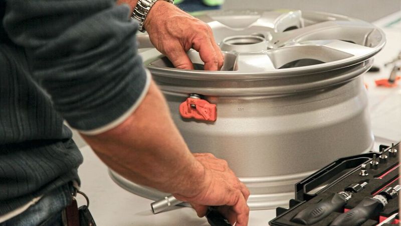 Internet-Reifengroßhändler wie z. B. Tyresystem bieten Schulungen und eine Hotline rund ums Thema RDKS. (Bild:  Tyresystem)