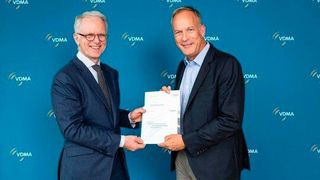 Der VDMA-Fachverband Robotik + Automation hat ein Strategiepapier „Robotik und Automation 2028“ vorgelegt. Es soll den Wirtschaftsstandorts Deutschland stärken. Es wurde jetzt vom VDMA-Präsident Karl Haeusgen (rechts) an Staatssekretär Udo Philipp (Bundeswirtschaftsministerium) übergeben.  (Bild: VDMA)