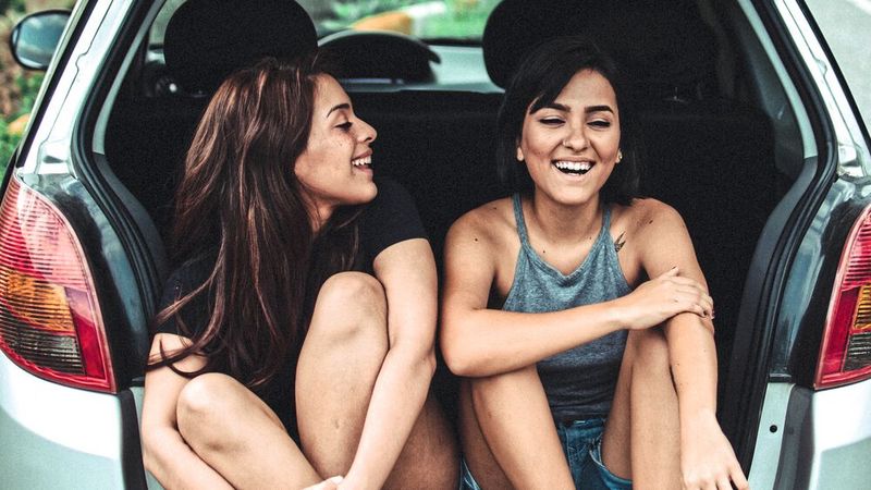 Das Auto ist das beliebteste Fortbewegungsmittel der Generation Z (16 bis 26 Jahre), wie eine Studie zeigt. Dabei nennen die Jungen die Fahrzeuge lieber ihr Eigen – Mobilitätskonzepte wie Autoabos spielen den Ergebnissen zufolge eine eher nachrangige Rolle.(Bild:  Jorge Saavedra/Unsplash.com)