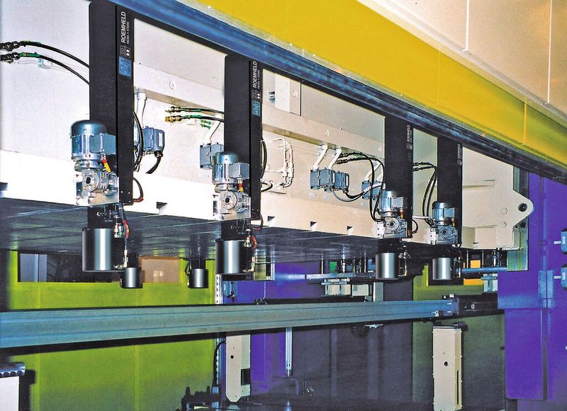 Bild 1: Hydraulische Schnellspannsysteme mit Schubkette sind als einfaches Nachrüstmodul für Pressen geeignet, an denen begrenzt unterschiedlich breite und tiefe Werkzeuge verwendet werden. (Bild: Roemheld)