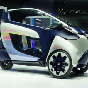Der Toyota i-Road kombiniert die Vorzüge eines Autos mit der Wendigkeit eines Zweirads