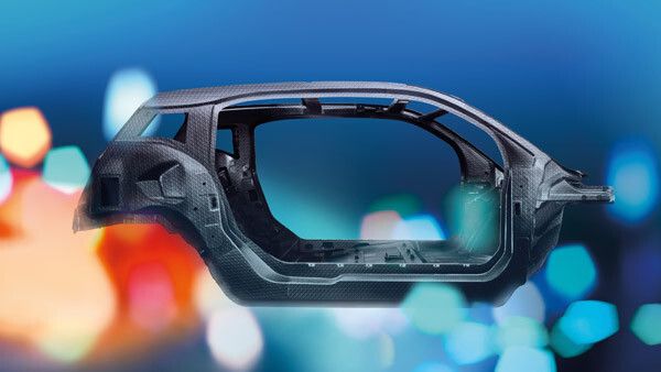 Beim BMW i3 wurde erstmals eine Fahrgastzelle aus Carbon in Serie produziert. Der Werkstoff ist etwa 50 % leichter als Stahl sowie 30 % leichter als Aluminium, aber dennoch hochfest. (Bild: BMW Group)