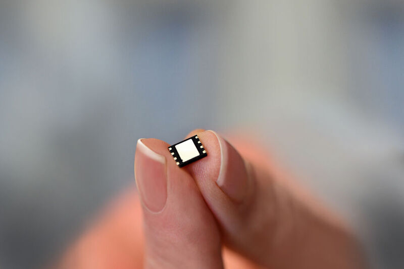 Bild 1: Der eSIM-Chip ist 6 mm x 5 mm klein und nur noch ein Viertel so lang wie eine Mini-SIM-Karte.