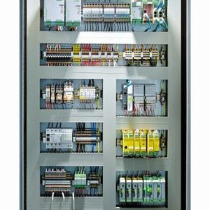 Bild 1: Der gesamte Schaltschrank wird durch die LED-Leuchte optimal ausgeleuchtet, auch bis in den untersten Bereich.(Phoenix Contact)