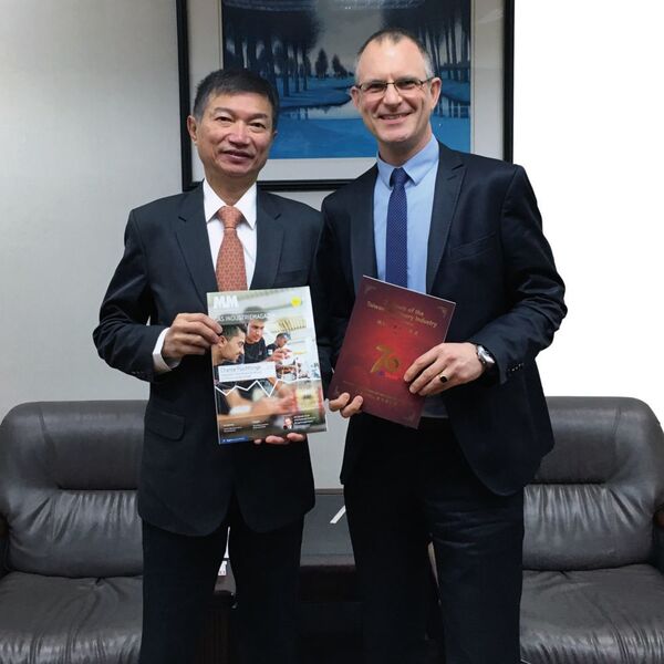台湾机械工业同业公会 (Tami) 主席 C. C. Wang 和 MM MaschinenMarkt 首席编辑 Frank Jablonski（右侧）在台湾台北市的采访之后。 (Jablonski)