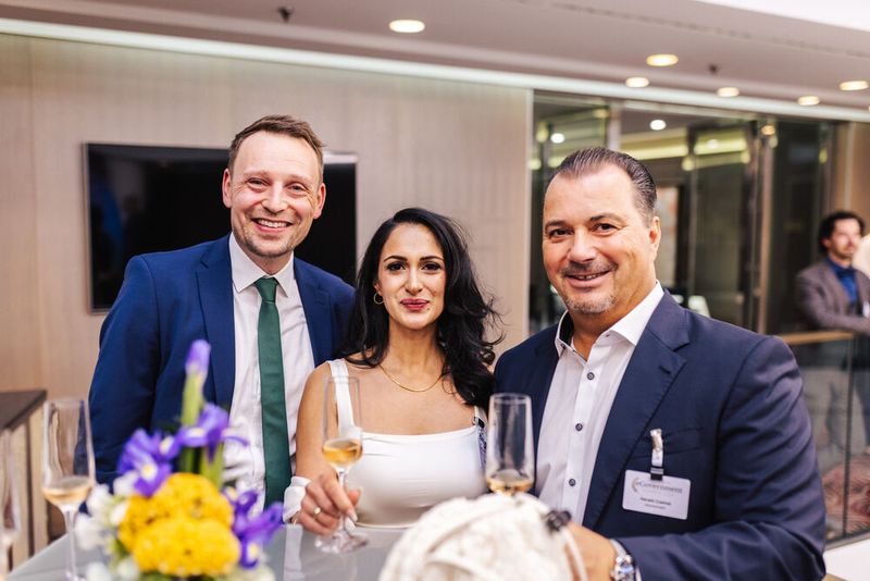 Beim Empfang stimmten sich Gäste und Veranstalter auf die Abendgala ein. Hier: Co-Publisher Harald Czelnai (r.) mit Tejinder Aklé und und Manuel Liesenfeld von Bechtle. (Bild: Offenblende)