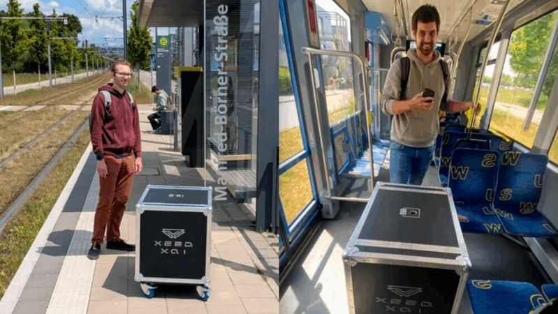 Ein Quantencomputer auf Reisen: Der Xeeq- Quantencomputer ist vermutlich der erste, der mit öffentlichen Verkehrsmitteln transportiert wurde,. Das Foto entstand auf dem Weg zur „Langen Abend der Wissenschaft 2025“ der Universität Ulm. (Bild:  Xeeq)