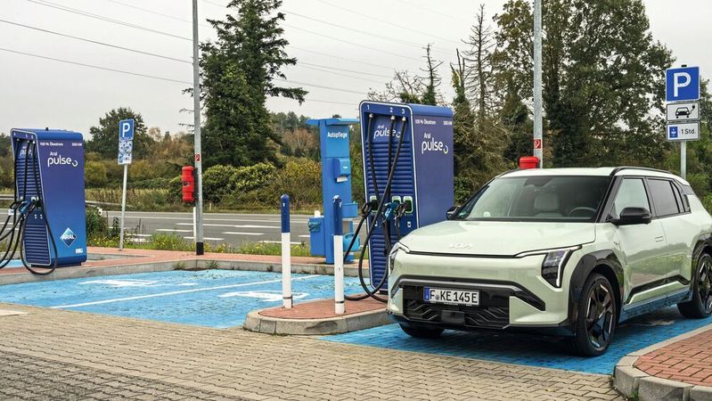 In den vergangenen zwölf Monaten stieg die hierzulande verfügbare Leistung an öffentlich zugänglichen Ladepunkten um knapp 30 Prozent. (SP-X)