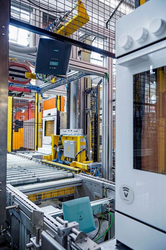 V-Zug AG, der Schweizer Marktführer für Haushaltsgeräte, setzt im gesamten Herstellungsprozess auf RFID-Lösungen von Siemens. (Bild:  Siemens)