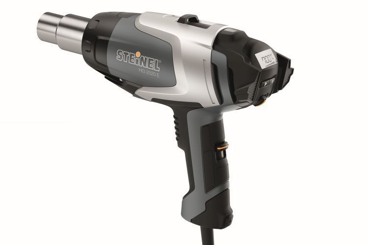 Ein großes Display informiert über die eingestellte Temperatur und Gebläseleistung, ein Halter auf der Oberseite erleichert das Aufhängen des Geräts. (Foto: Steinel)