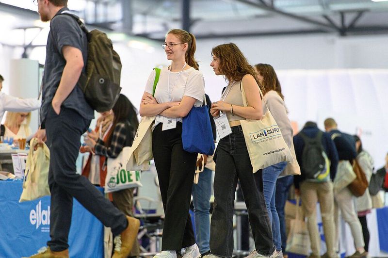 Bis 15:30 Uhr ist die Ausstellung geöffnet – und Besucher können ihre LAB-SUPPLY-Taschen mit Katalogen und Give-Aways füllen.     Mehr Infos zu den kommenden LAB-SUPPLY-Messen finden Sie auf www.lab-supply.info (Bild: Stefan Stark)