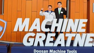 V.l.: Jeongjin Kim, Senior Vice President, Development Center, Doosan Machine Tools Co. Ltd., und Henry Kim, CEO Doosan Machine Tools Europe GmbH, auf der DIMF 2019. (Sonnenberg)
