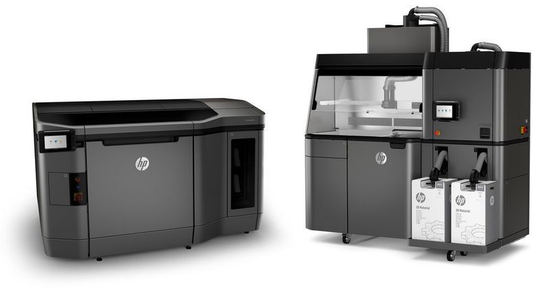 Der schnellere Der HP Jet Fusion 4200 mit HP Jet Fusion Processing Station. Hier gibt es auch einen Anschluss für einen zweiten Behälter mit Kunststoffmaterial. (Bild: HP)