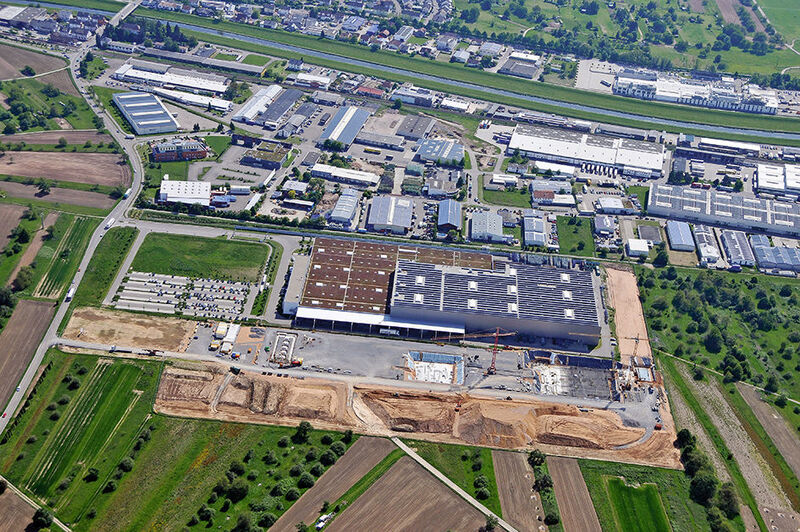 Baustellen für neue Pressenstraßen nehmen meist sehr große Dimensionen an, wie diese Luftaufnahme zeigt. (Daimler)