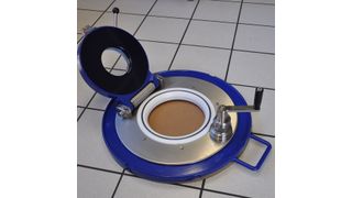 Die Dichtung des Schnellverschlussdeckels ist auf PTFE-Basis und gegen viele Chemikalien beständig. (Bild: Air-Jet)