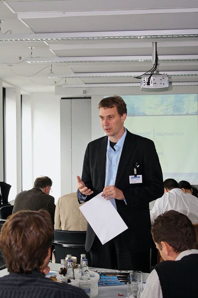 Carsten Landeck von VMware beantwortet die Fragen der Teilnehmer während der Präsentations-Übungen. (Archiv: Vogel Business Media)