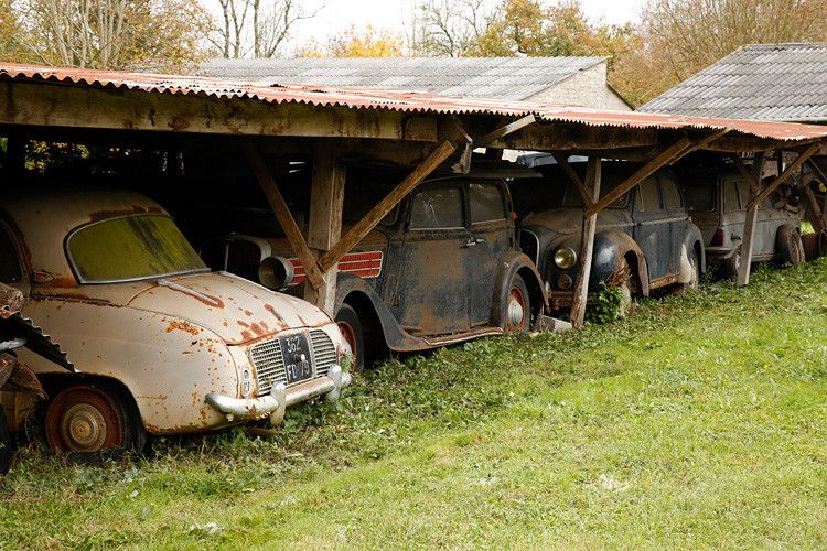 „Wir waren von unseren Gefühlen überwältigt“, beschreibt Matthieu Lamoure, Geschäftsführer der Automobilsparte des Auktionshauses, das Gefühl, als die Oldtimer-Spezialisten realisierten, um welches Ausmaß eines „Scheunenfundes“ es sich handelt. (Foto: Artcurial)
