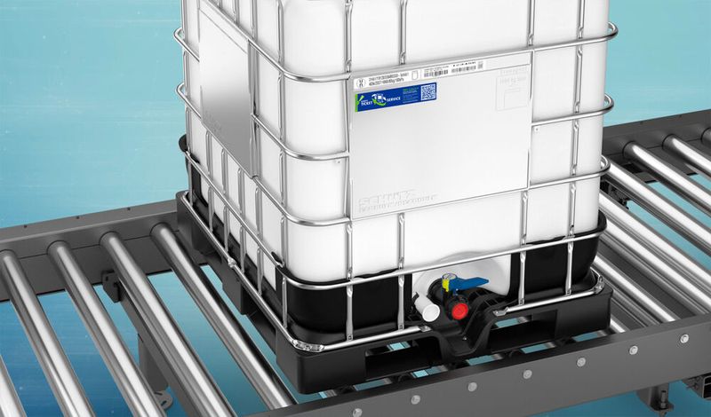 Für den automatisierten Transport von IBC auf Förderbändern hat Schütz die Kunststoffrahmenpalette entwickelt. Durch den Einsatz von Rezyklat können im Vergleich zu herkömmlichen IBC-Paletten bis zu 64,8 kg CO2 pro Palette eingespart werden. (Bild: Schütz)