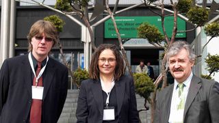 Prof. Alfons Fischer von der Universität Duisburg– Essen, Prof. Kirsten Bobzin von der RWTH Aachen und Dr. Peter Paul Schepp von der Deutschen Gesellschaft für Materialkunde, Frankfurt/Main (v.l.n.r) freuen sich über die gute Resonanz auf dem internationalen Symposium „Reibung, Verschleiß und Verschleißschutz“ in Aachen. (Archiv: Vogel Business Media)