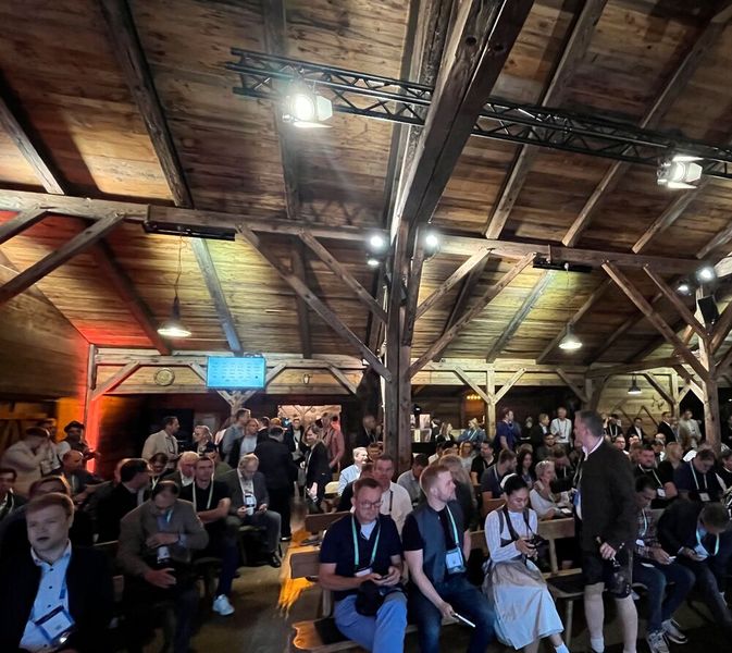 Full House in der Alm: Rund 1.000 Teilnehmer kamen zum Arrow Forum. (Bild: Vogel IT-Medien GmbH)