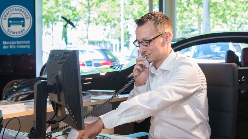 Besser auf Nummer sicher gehen: Gerade bei vermeintlichen Schnäppchen sollten Autohäuser gegenchecken, ob die Fahrzeugangebote wirklich vom genannten Anbieter kommen. (Bild:  A.Fenqler www.das-fotoprojekt.de 53859Niederkassel,)