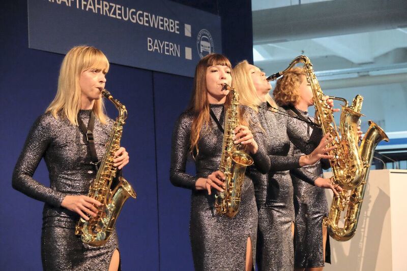 Auftakt nach Maß: Die Saxofon-Ladies trafen den richtigen Ton für den sommerlichen Automobilempfang des Kfz-Gewerbes Bayern. (Zietz / »kfz-betrieb«)