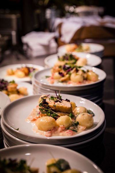 Bei der Abendveranstaltung am Vorabend der Veranstaltung im Maschinenhaus des Bürgerbräus Würzburg kamen bereits zahlreiche Teilnehmer bei gutem Essen und Trinken zusammen. Bereits hier gab es regen Austausch.  (Bild: Stefan Bausewein)