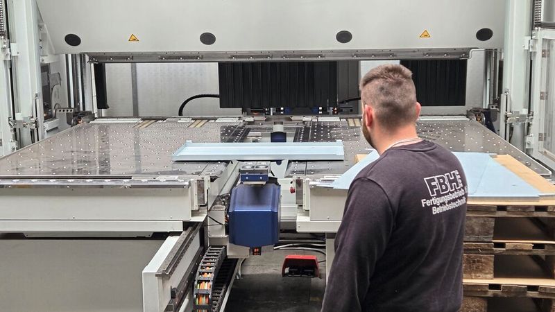 Einmal angeschlagen, übernimmt der Drehteller mit Saugplatten das Blech. (Bild: FBH Fertigungsbetrieb für Betriebstechnik GmbH)
