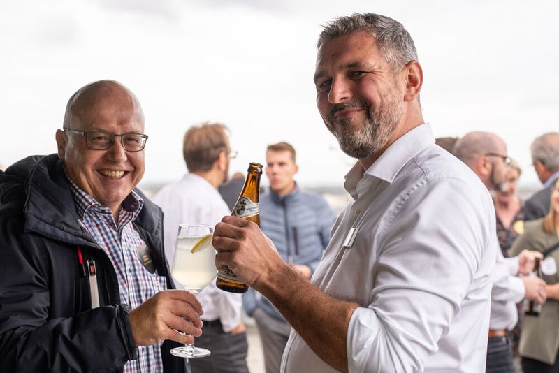 Elmar Dütsch (Deutsche Telekom) und Oliver Nowak (C4B) stoßen an. (Bild: C4B)