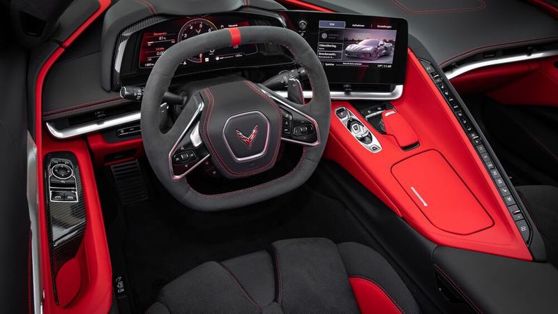 Die breite Konsole fasst den Fahrer ein – und separiert den Beifahrer. (Bild: Chevrolet)