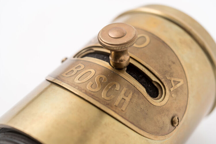 Sieht zwar nicht so aus, aber das ist ein Autoschlüssel aus dem Jahr 1900. Hier wurde die Zündung noch per Drehschalter aktiviert.  (Bosch)