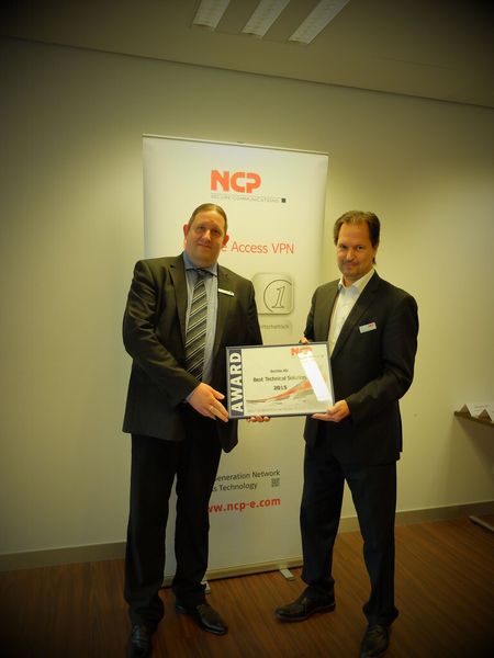 NCP-Chef Patrick Oliver Graf (r.) zeichnete Golo Königshoff von Bechtle Hannover aus. (Bild: NCP)