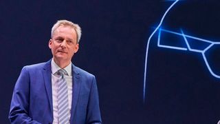 Skoda-Technikvorstand Christian Strube bei seiner liebsten Arbeit: der Präsentation eines neuen Skoda-Modells. Zum Jahreswechsel geht Strube in den Ruhestand. (Bild: IvoHercik.com)