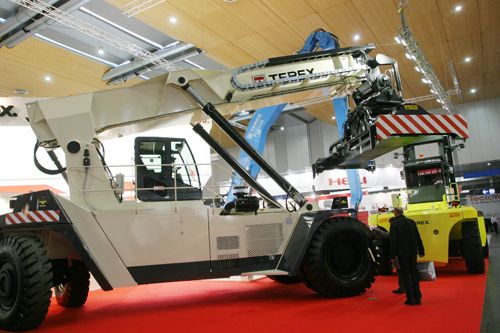 Giganten am Cemat-Stand ... (Archiv: Vogel Business Media)
