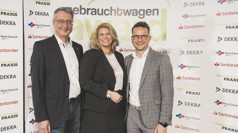 Joachim Heim (links, Direktor Network Performance bei Dekra Automotive Solutions), Britta Peters (Key Account Managerin Digital Solutions Mobility bei Santander) und Johannes Höfflin (Head of Sales Germany der Real Garant) sind Juroren und Partner des Gebrauchtwagen Awards.(Bild:  Stefan bausewein)