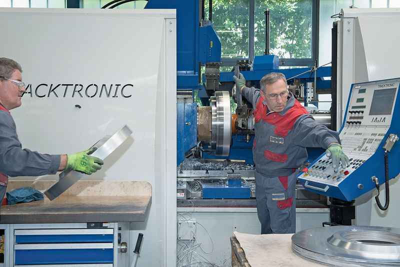 Ständige Investitionen: Technologisch gehören die hydraulisch gesteuerten Metalldrückanlagen zu den Rolls-Royce-Systemen unter den Metalldrückmaschinen. (Thomas Entzeroth)