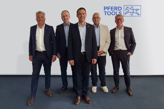 Pferd Tools aus Marienheide verabschiedet sich vom COO Klaus Kasper und begrüßt den Nachfolger Dr. Armin Küper.  Von links: CEO Jörn Bielenberg, Klaus Kasper, Dr. Armin Küper, CSO Jörg Hesse, und CFO Stefan Kroll.(Bild:  Pferd Tools)