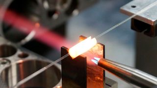 At the Laser Center Hannover (LZH), novel fiber optic components have been developed that can enhance the power of two-micron fiber lasers. The whole thing is based on so-called "triple-clad" fibers ... (Image: LZH)
