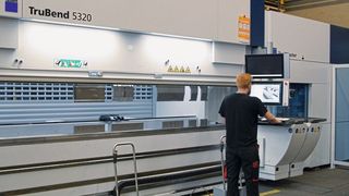Leichter mit Automatisierung: Die Gesenkbiegemaschine TruBend 5320 ist beim Lohnfertiger Laserschnitt AG mit einem automatischen Werkzeugwechselsystem ToolMaster und zwei unabhängig positionierbaren Biegehilfen ausgestattet.  (Bild: SMM / Konrad Mücke)